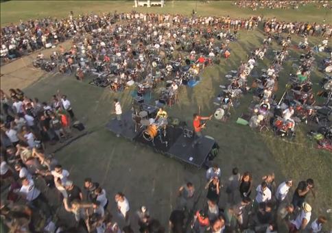 Wenn 1000 Musiker Learn to fly von den Foo Fighters spielen