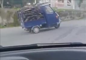 Holztransport schafft den Hügel nicht