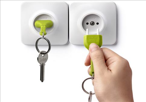 Schlüssel in die Steckdose stecken