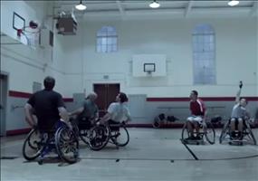 Im Rollstuhl Basketball spielen