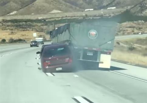 Ähm, dir hängt da was am LKW Heck