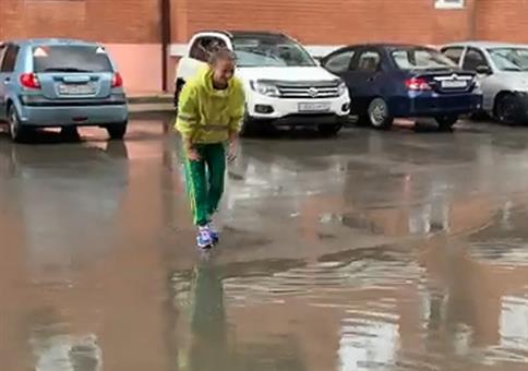 Pfütze und die teuren Sneaker an