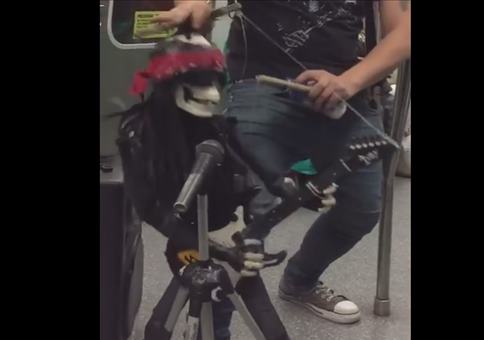 Skelett rockt in der Ubahn