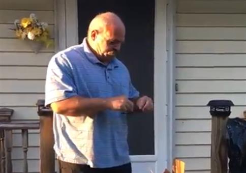 Eine Brille mit der er endlich Farben sehen kann