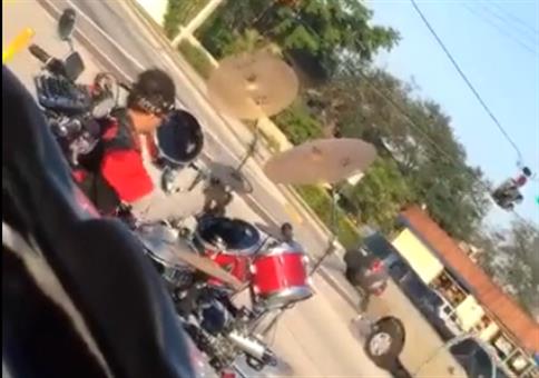 Er möchte jede freie Minute am Schlagzeug verbringen