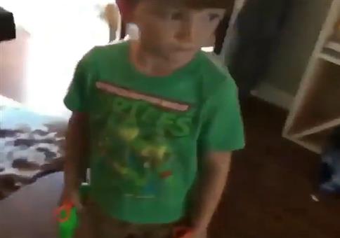 Mit den Saugnapfpfeilen auf die Schwester schießen