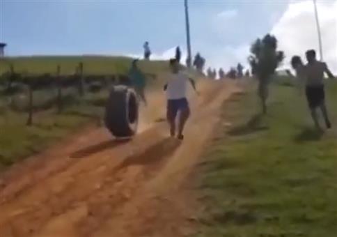 Im Traktorreifen den Berg runter