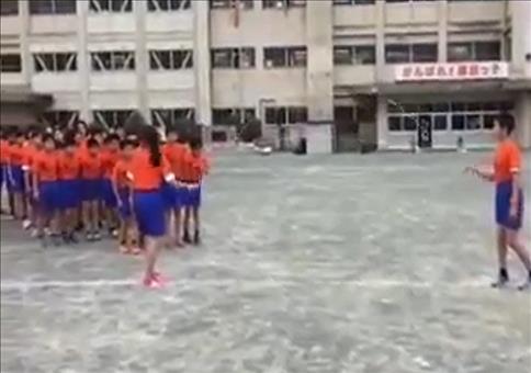 Asiatische Schüler beim Seilspringen