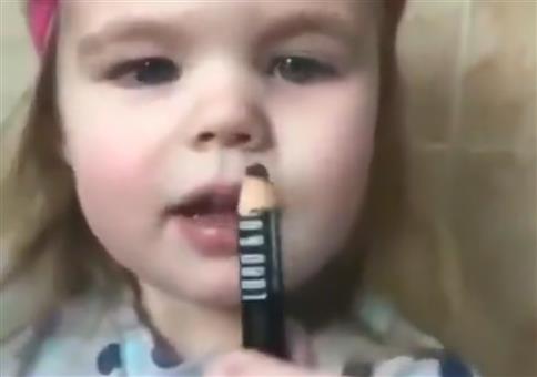 Kleines Mädchen und Eyeliner