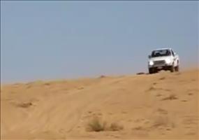 Riesige Sanddüne rauf fahren