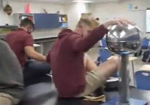 Lehrer setzt Schüler unter Strom