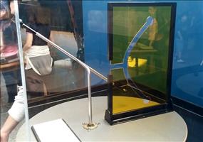 Gerader Stab passt durch gebogene Öffnung