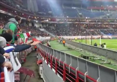 Fußballfan eilt zurück auf die Tribüne