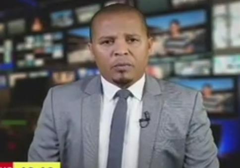 Er amüsiert sich über die Punchline des Richters