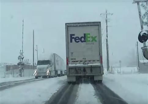 Zu rammt Fedex LKW