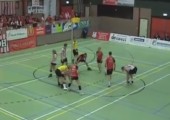 Typisch männlicher Schiedsrichter beim Frauensport
