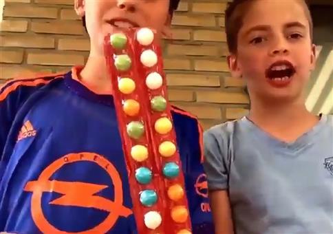 Sich Kaugummis in den Rachen schmeißen