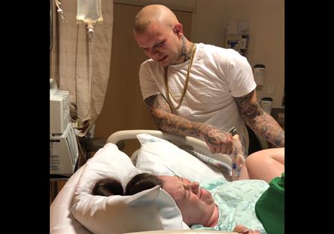 Reaktion eines Mannes bei der Geburt