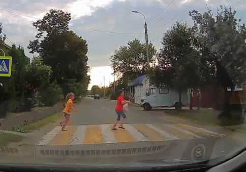 Das war knapp: Aufgepasst aufm Fußgängerüberweg Kinder!