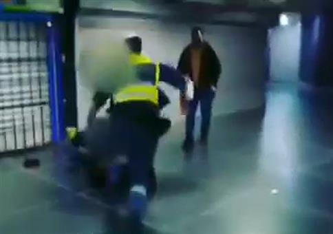 Der Ficker bei der Sicherheitskontrolle