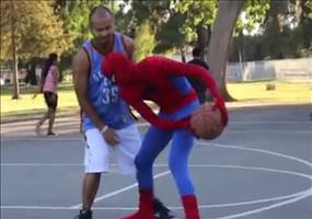 Spiderman spielt Basketball