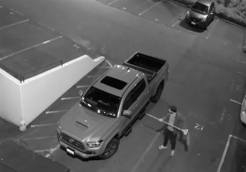 Er randaliert betrunken mit dem Wischmopp