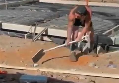 Klasse Idee: Mit einer Schaufel auf ne Farbspraydose hauen