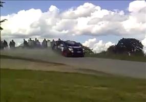 Rallyezuschauer auf Steinpodest