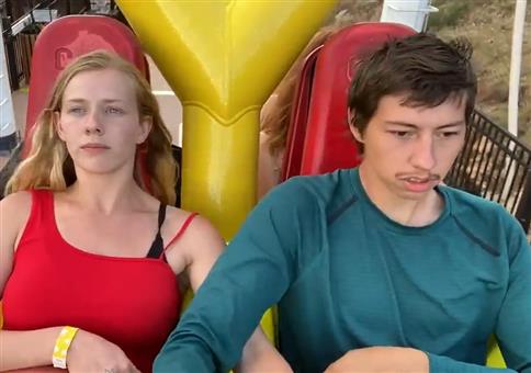 Gesichtskirmes beim Schaukeln