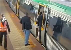 Eingeklemmter Fuß an der Bahnsteigkante