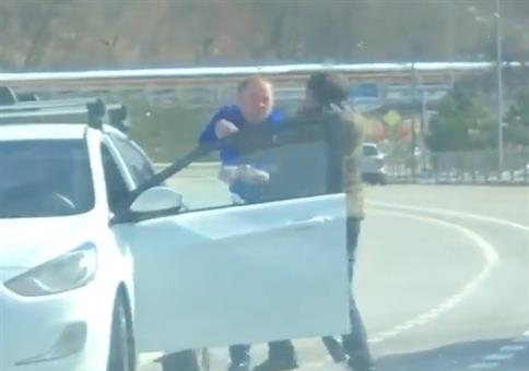 Heftiger Streit im Berufsverkehr