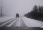 Schneebedeckte rutschige Straße in Rußland