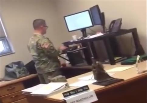 Dem Kollegen im Büro erschrecken