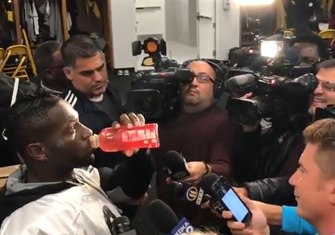 Mannequin Challenge: Eingefroren in der Umkleidekabine