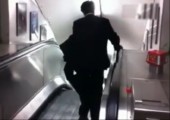 Betrunkener Geschäftsmann auf Rolltreppe