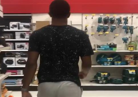 Oh! Ein Stuhlstapel im Supermarkt