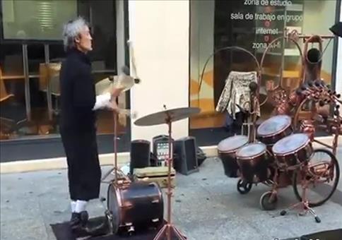 Der jonglierende Trommler