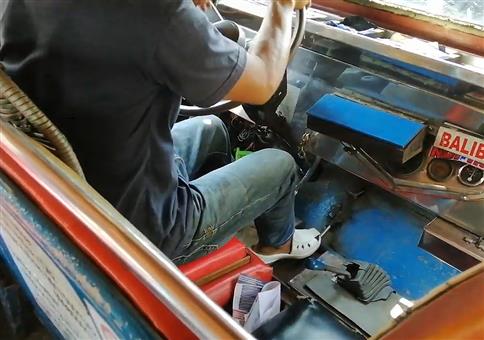 Er schaltet nicht mit den Händen