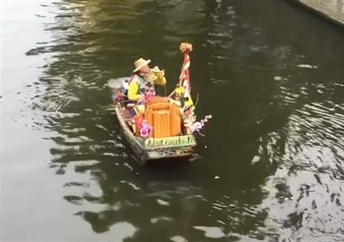 Musiker auf Boot und Kirchenglocke um Duett