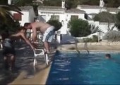 Sprung vom Stuhl in den Pool