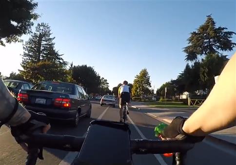 Radfahrer zu Autofahrer: Pay Attention!