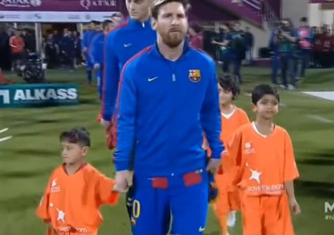 Kleiner Junge mag sich nicht von Messi trennen