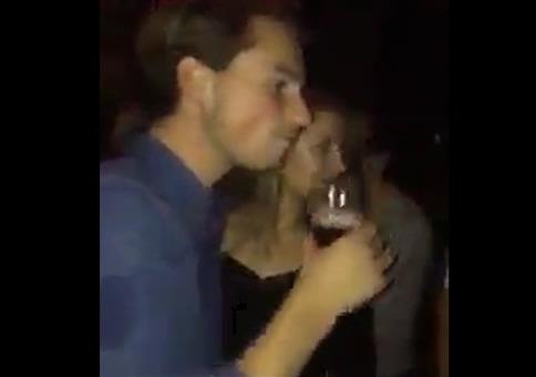 Erstmal was trinken und dann die Chicks klarmachen