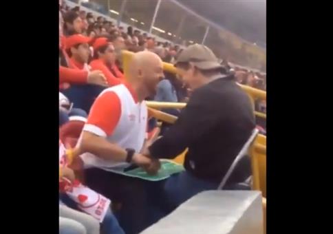 Blinden Sohn mit zum Fußballspiel nehmen