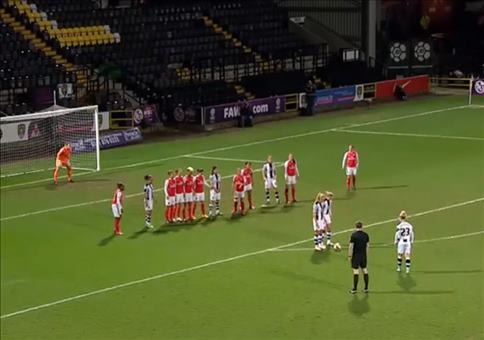 Getrickster Freistoß beim Fußball