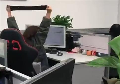 Trick: So bekommt ihr ganz easy die Mülltüte in den Eimer