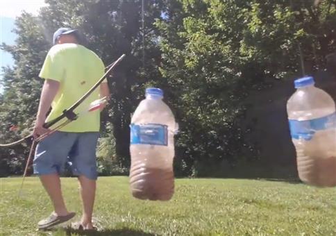 Zwei pendelnde Flaschen mit einem Pfeil treffen