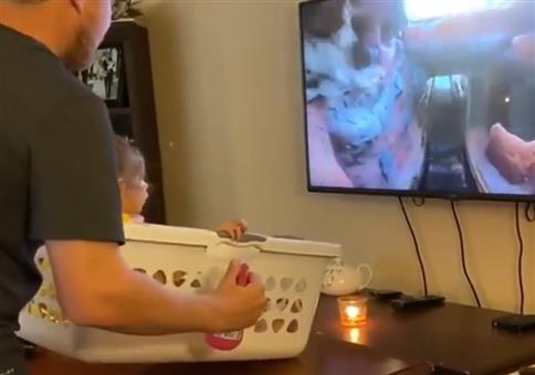 Papa fährt mit Tochter Achterbahn vorm Fernseher