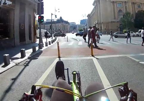 Radfahrer bekommt seinen Bus noch