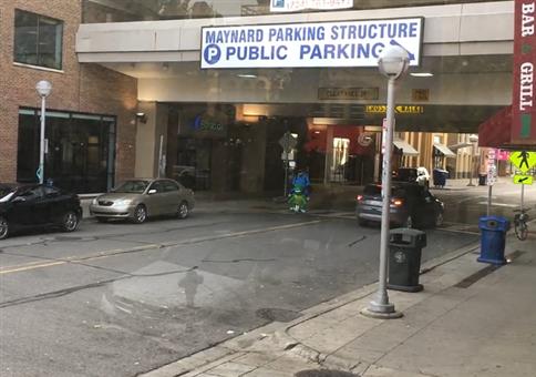 Er kommt auf einem Dinosaurier zur Arbeit